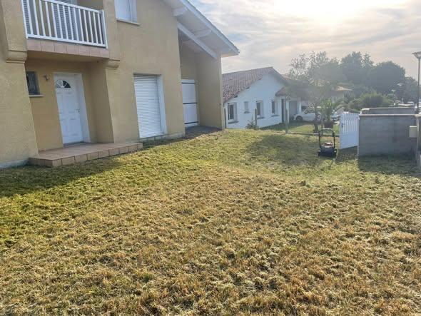 Chantier d'entretien de jardin réalisé par LES JARDINS D'OIHAN, paysagiste du réseau Factotum, près de Mouguerre